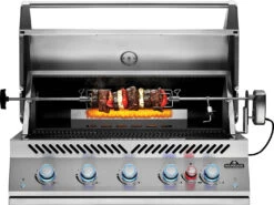Napoleon Serie 700 38 RB Encastrar BIG38RBPSS -Napoleonr Ventas BIG38RB Grillhead Str Open KnobsLit BurnerOn Rotisserie WithFood 1